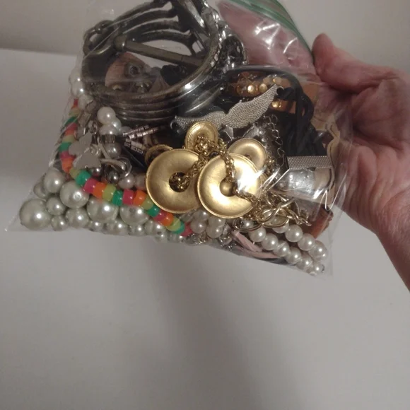 Craft Bag Of Broken Jewelry Vtg-now For Art Projects Etc Faux Pearls - Picture 3 of 6